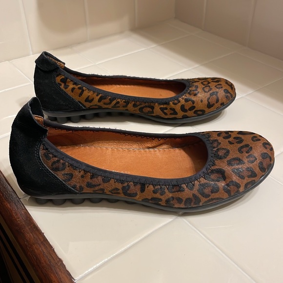 BM bernie mev. Leopard Print Ballet Flats Size 38 VGUC - Picture 2 of 6